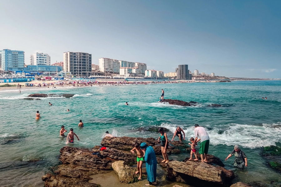 السياحة الصيفية غرب وشرق الجزائر يتقاسمان الصدارة الطلبات لصيف 2025