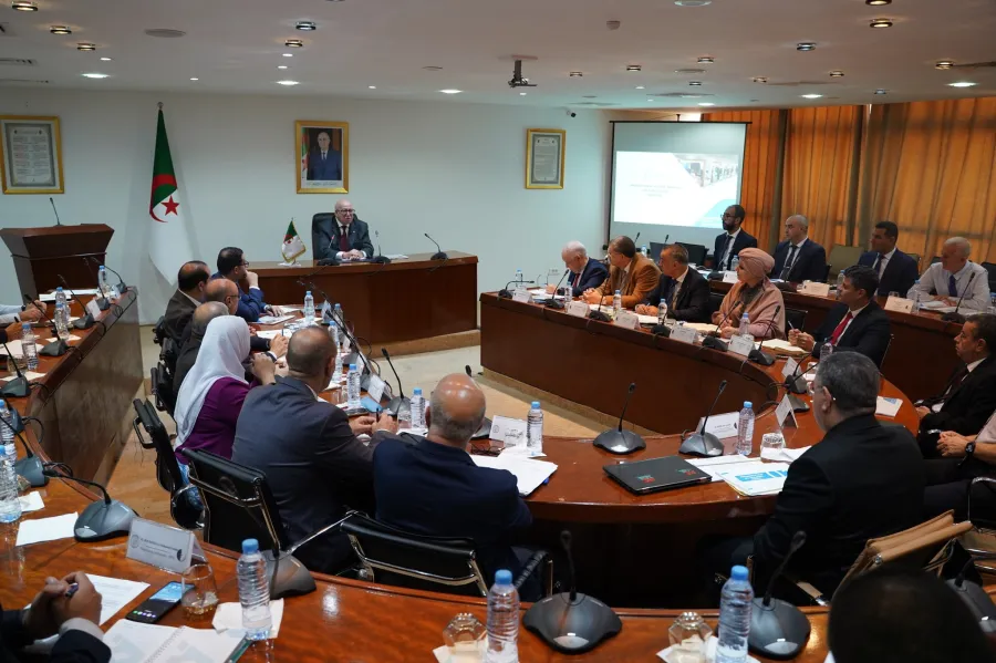 وزير الصناعة يبحث إنعاش قطاع النسيج مع 