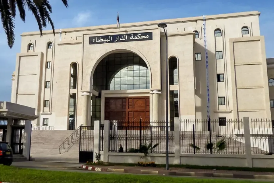 الإطاحة بموظفة تستغل منصبها لتسهيل صفقات مشبوهة.. إليك التفاصيل 