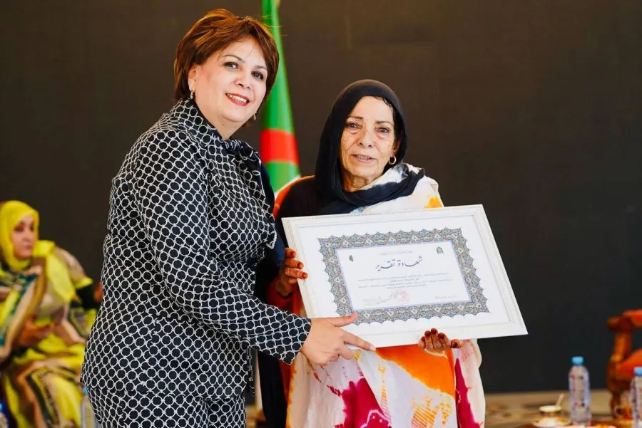 وزيرة الثقافة تكرم فرقة