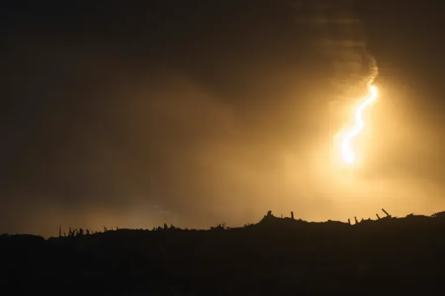 أكثر من 100 شهيد في غارات الاحتلال على منازل وخيام النازحين بغزة 