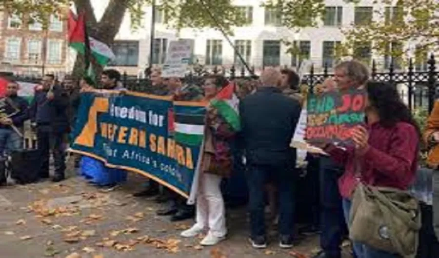 مظاهرة حاشدة أمام سفارة المغرب بلندن تطالب بإنهاء 50 عامًا من الاحتلال